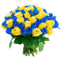 Яскравий букет з жовтих і синіх троянд 